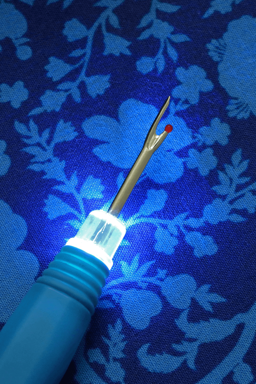 The light up seam ripper that's in Quilting Jetgirl's sewing bag she shared as part of the What's in Your Sewing Bag Series hosted by Shannon Fraser Designs See more on the blog #quiltblog #sewing #sewingkit