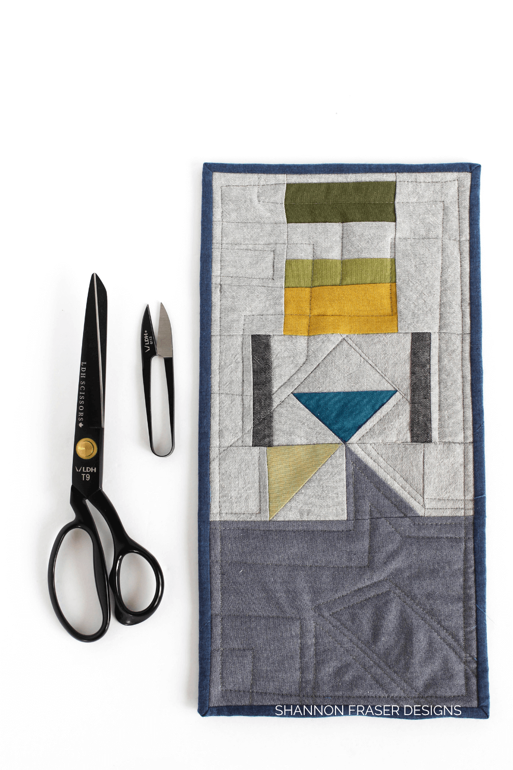 🐾 Give your cat’s feeding station a handmade upgrade! This modern improv quilted pet food placemat is made from linen and woven fabric scraps — perfect for quilters who love stylish, sustainable projects. #ModernQuiltProject #QuiltedPetPlacemat #ScrapQuilting